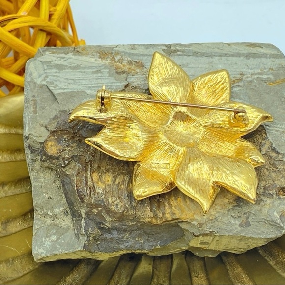 Elegant Gold Floral Brooch with Multicolor Crystals - Picture 6 of 6